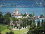 Blick ber Spiez mit dem Schloss und dem Hafen am Thuner See aus Richtung des Bahnhofs, aufgenommen am 23.07.2008.