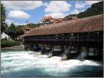 Eine weitere alte Schleusenanlage an der Aare in Thun, die auch als Fugngerbrcke dient.