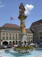 Fribourg, Samsonbrunnen von Hans Gieng am Place Notre Dame (28.05.2012)