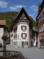 Dorfplatz mit Bndnerstbli von Tamins bei Domat-Ems (15.09.2010)