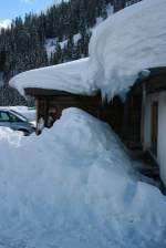 An einem Haus in Nufenen trmt sich der Schnee auf; 09.02.2014