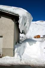 Schneemassen an einem Haus in Hinterrhein; 09.02.2014