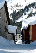 Blick durch die eingeschneiten Gassen von Hinterrhein; 09.02.2014