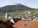 Savognin, Aussicht auf die Kirchen San Martegn und Son Mitgel (28.04.2010)