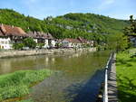 St.Ursanne, Blick fluaufwrts mit der Huserzeile am rechten Ufer der Doubs, Mai 2017