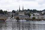 LUZERN, 29.09.2022, Blick ber die Reuss-Mndung auf die Katholische Hofkirche St.