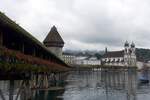 LUZERN, 29.09.2022, Blick ber die Reuss auf die Jesuitenkirche, links die Kapellbrcke