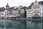 LUZERN, 29.09.2022, Blick von der Kapellbrcke auf das nrdliche Reuss-Ufer; links im Bild der Rathausturm