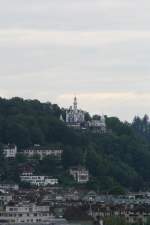 Das Hotel Chteau Gtsch von der anderen Seite der Stadt, vom Weinbergli ausgesehen