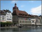 Das Rathaus von Luzern am Ufer der Reuss.