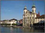 Die Jesuitenkirche am Ufer der Reuss in Luzern.