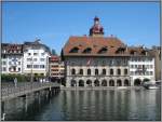 Das Rathaus von Luzern, direkt an der Reuss gelegen.