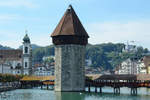 Blick ber den Fluss Reuss auf den Wasserturm in der Altstadt von Luzern.