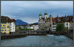 Durch die Altstadt von Luzern fliet die Reuss an der Jesuitenkirche vorbei.