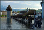 Wahrzeichen von Luzern sind der in der Mitte der Reuss gelegene Wasserturm und die Kapellbrücke, die älteste noch erhaltene hölzerne Brücke Europas.
