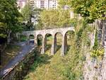 Neuchtel, antike Passerelle in der Schlossanlage, Baujahr 1765 (diente eigentlich als Aqudukt der Schlossbrunnen) - 08.09.2017