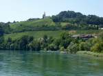 Rdlingen am Hochrhein, Blick von der Rheinbrcke zur Schiffsanlegestelle und dem Ort, auf dem Berg die Kirche von Buchberg, Juli 2013