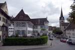 SCHAFFHAUSEN (Kanton Schaffhausen), 16.09.2021, Blick von der Straße Klosterbogen in die Straße Münsterplatz mit dem Turm vom Münster