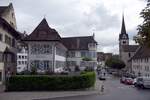 SCHAFFHAUSEN (Kanton Schaffhausen), 16.09.2021, Blick von der Strae Klosterbogen in die Strae Mnsterplatz mit dem Turm vom Mnster