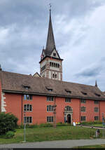 Mnster Allerheiligen in Schaffhausen (CH), im Vordergrund die Stadtbibliothek am Mnsterplatz.