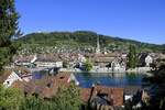Stein am Rhein, Blick vom Stadtteil  vor der Brugg  auf die Altstadt mit historischer Bausubstanz, auf dem Berg dahinter die mittelalterliche Burg Hohenklingen, Sept.2026