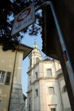 Blick aus einer Seitengasse auf die St.Ursen-Kathedrale