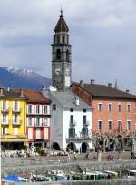 Ascona - Uferpromenade mit Campanile der Kirche Santi Pietro e Paolo am 05.04.2008