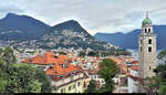 Blick auf die Stadt Lugano (CH), unweit der Grenze zu Italien, mit dem Turm der Kathedrale San Lorenzo am rechten Bildrand.