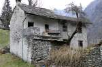 Kleines verlassenes/unbewohntes Tessiner Bauernhaus mit Anbau in Sonogno/Verzascatal am 09.04.2008