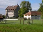 Schloss Oetlishausen bei Hohentannen, erbaut ab 1176, von 1953 bis 2007 Schulheim   fr Hauswirtschaftskurse, 2007 verkauft an eine Privatperson (02.10.2010)