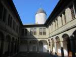 Aubonne, Arkadenhof des Schloss mit Rundturm, erbaut im 17.