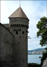 Aussicht auf Montreux und den Genfer See über den Wassergraben des Château de Chillon.