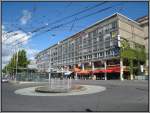 Der Bahnhofsplatz mit einem Hotel gegenber dem Bahnhof von Lausanne (25.07.2009).