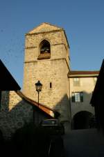 Ungewohnt die vielen schwarzen Punkte am blauen Himmel, bis ich sah, dass sich da Schwalben fr die Reise in Sden bei der Kirche von St- Saphorin sammeln.