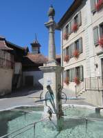 Lucens, Dorfbrunnen vor dem Rathaus (18.08.2012)