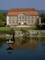 Chateau von L`Isle bei Morges, erbaut 1696 im Stil des franzsischen Klassizismus   fr Charles de Chandieu, Wasserbecken vom Fluss Venoge (09.09.2012)