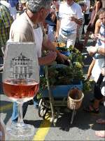 Die Weindegustation auf den Marchés Folkloriques in Vevey gehört dazu.