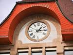 Vallorbe, Schulhaus Detail, die Uhr Maillefer Ballaigues - 25.10.2013