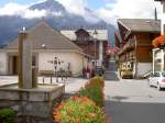 Champery, Kirchplatz mit Hauptstrae (13.09.2010)