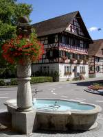 Marthalen, Dorfbrunnen und Gasthof zum Rssli (28.08.2011)