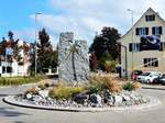 Pfffikon ZH, Verkehrskreisel mit Palme zwischen zwei Granitstelen - 06.10.2014