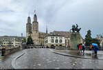 Grossmnster und Denkmal des ehemaligen Zrcher Brgermeisters Hans Waldmann (1435–1489), fotografiert an der Mnsterbrcke in Zrich (CH).