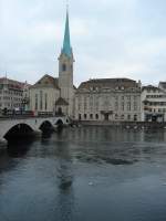Zürich mit Fraumünsterkirche und Münsterbrücke im herbstlichen grau.