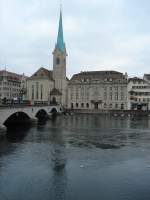 Zrich mit Fraumnsterkirche und Mnsterbrcke im herbstlichen grau.