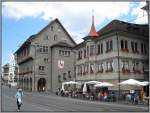 Die Altstadt von Zürich entlang dem Limmatquai mit Gaststätten in schönen alten Gebäuden.