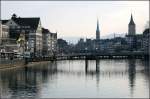 Blick von der Bahnhofsbrcke auf die Limmat und die Zricher Altstadt mit den Trmen des Frauenmnster und der St.Peters-Kirche.