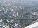 Am 14.01.2011 Blick vom Baiyoke Tower 2 auf Bangkok und einige seiner gebhrenpflichtigen Hochstrassen in mehreren Ebenen