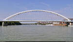 Bratislava (SK):  Die 2005 erffnete Apollo-Brcke mit ihrem 231 Meter langen Hauptbogen, der die Donau berspannt.