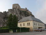 Burg Beckov, Burgruine ber dem Vahtal, erbaut im 12.