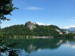 Bled (Veldes), Blick ber den Bleder See zur Burg und Kirche St.Martin, Juni 2016